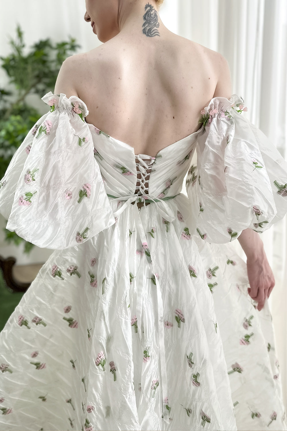 Vestido largo de organza floral con mangas abullonadas y hombros descubiertos con abertura