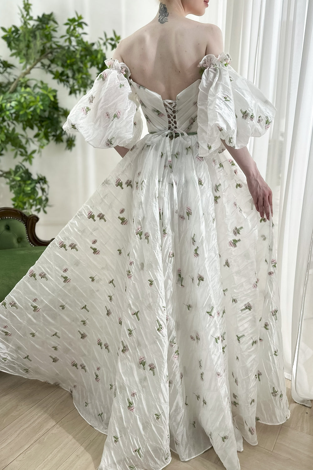 Vestido largo de organza floral con mangas abullonadas y hombros descubiertos con abertura