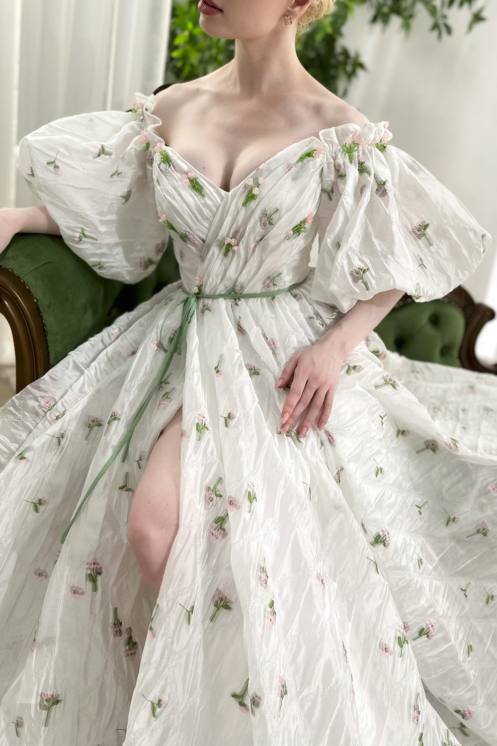 Vestido largo de organza floral con mangas abullonadas y hombros descubiertos con abertura