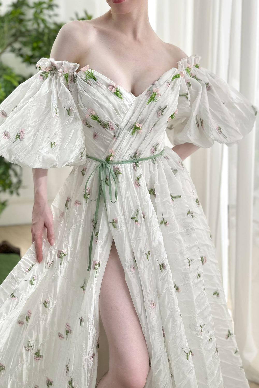 Vestido largo de organza floral con mangas abullonadas y hombros descubiertos con abertura