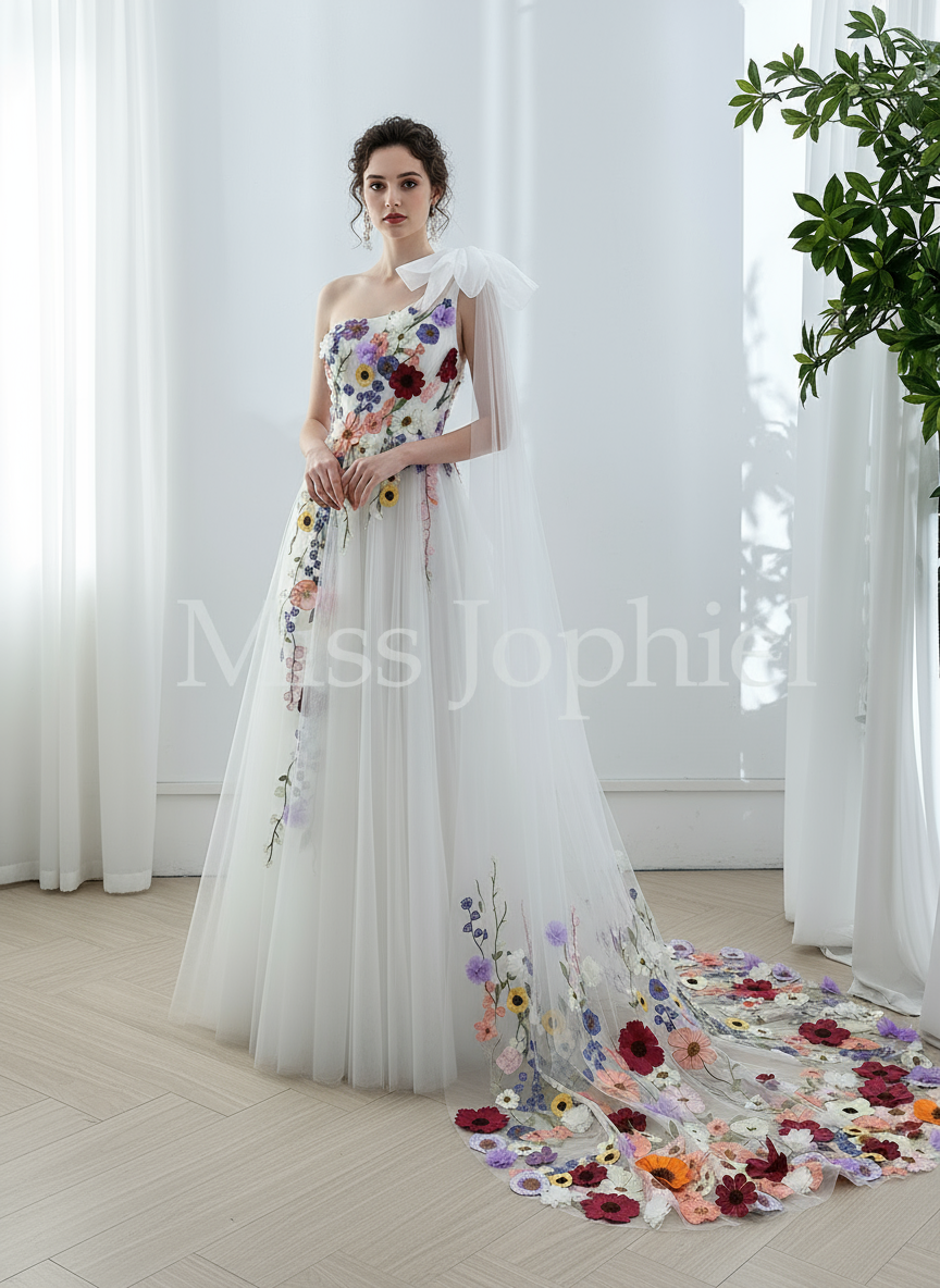 Vestido de novia con un hombro descubierto, apliques florales y cola