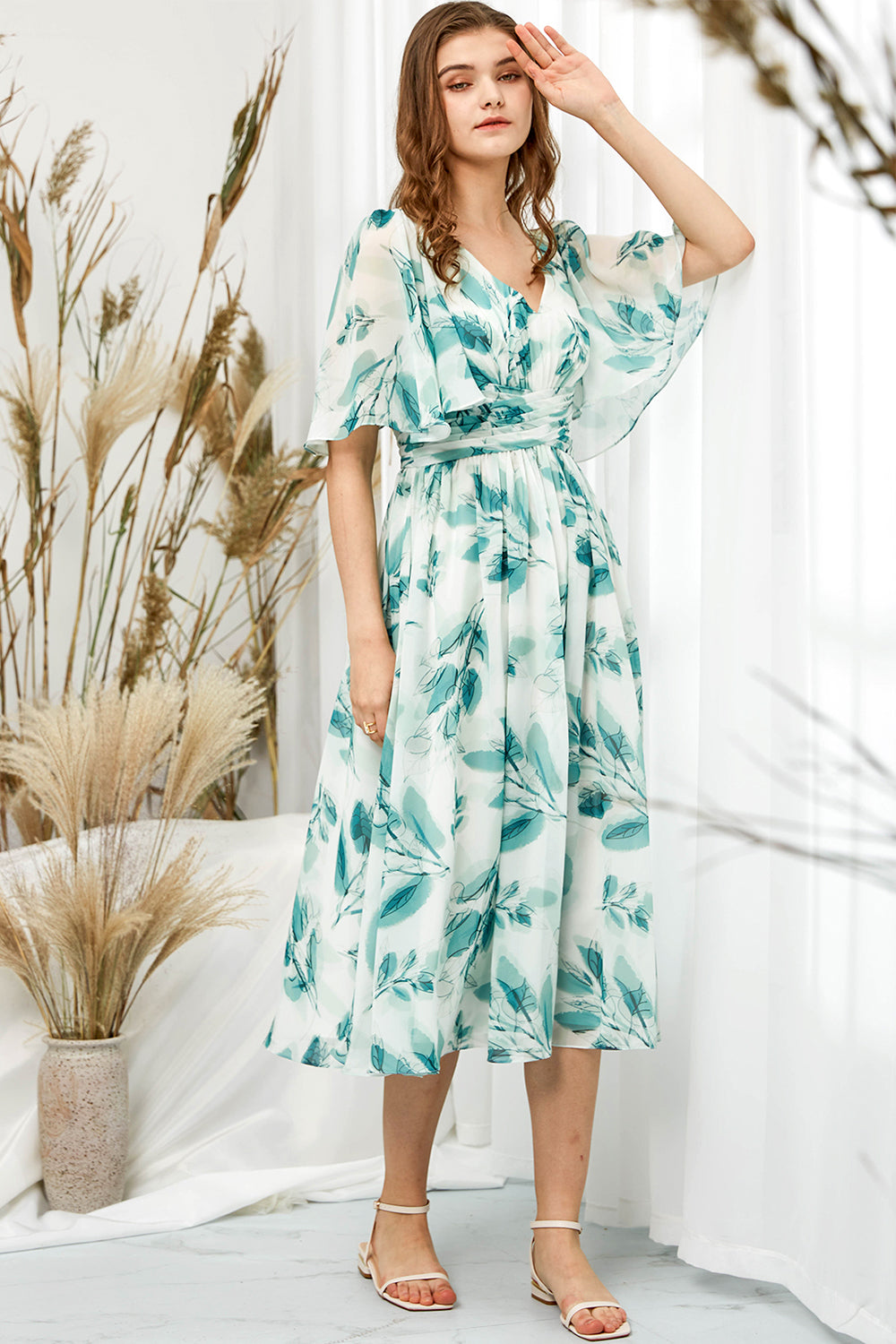 Langes Kleid mit Halbärmeln, V-Ausschnitt und Chiffon-Print