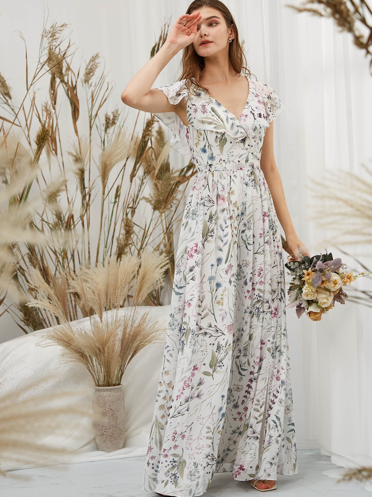 Bodenlanges formelles Abendkleid aus Chiffon mit V-Ausschnitt und Blumenmuster in Elfenbein mit Flügelärmeln