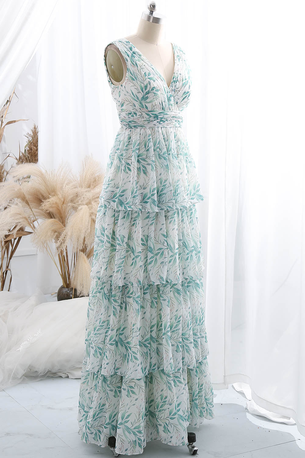 Träger V-Ausschnitt Floral Chiffon Sage Maxi abgestuftes formelles Abendkleid