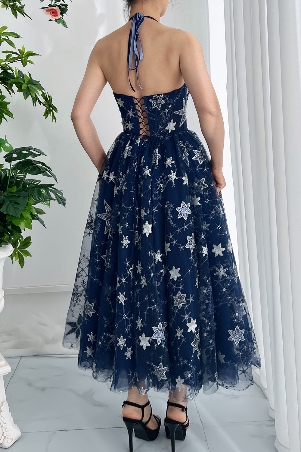 Korsett-Midikleid mit Paillettensternen und Schlitz